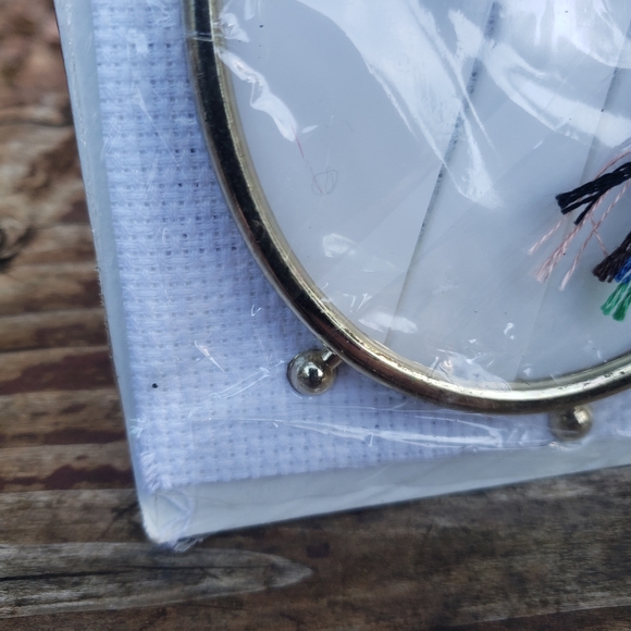 Vintage Paragon Needlecraft - Counted Cross Stitch Oval Kit - Carolers - Picture 8 of 12